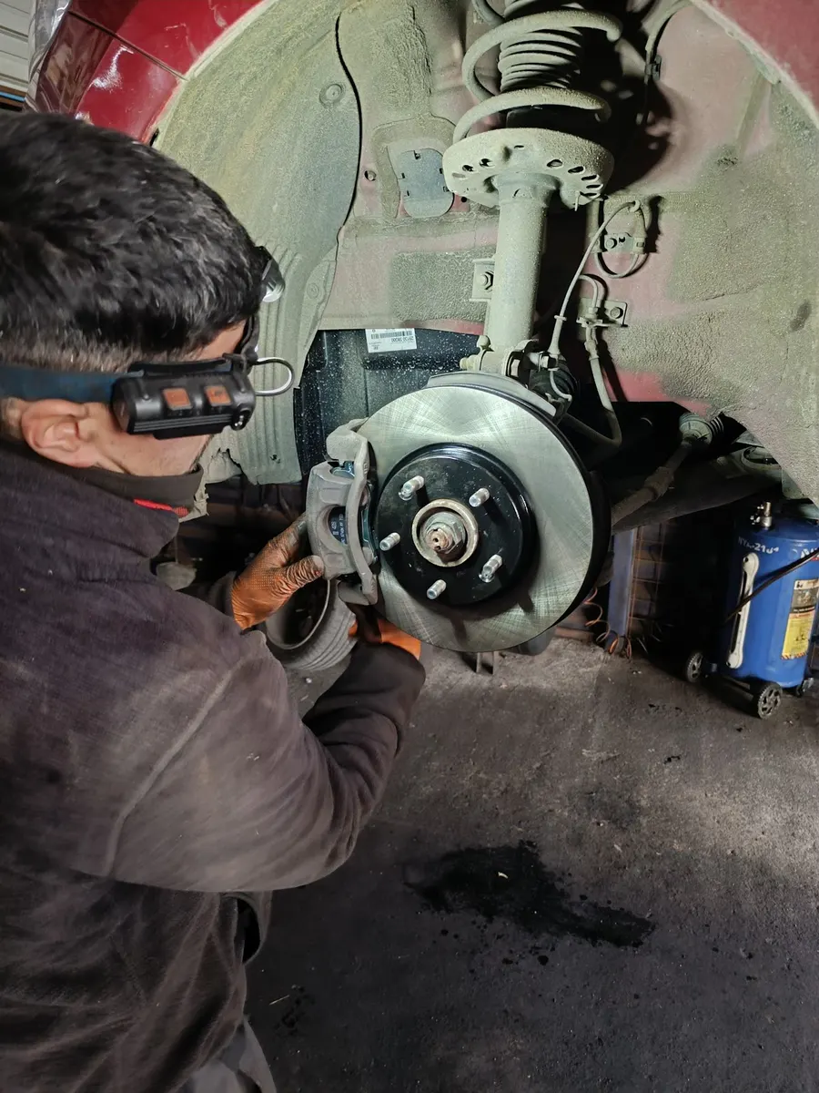 Mecánico de S&J en pleno trabajo