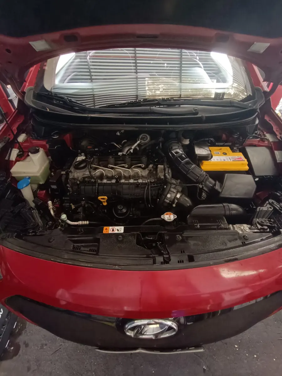 Motor en revisión dentro del taller