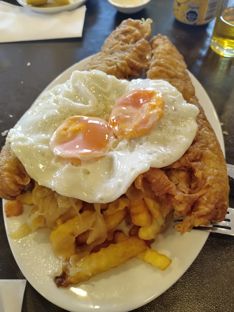 Pescado frito a lo pobre con huevos fritos y papas