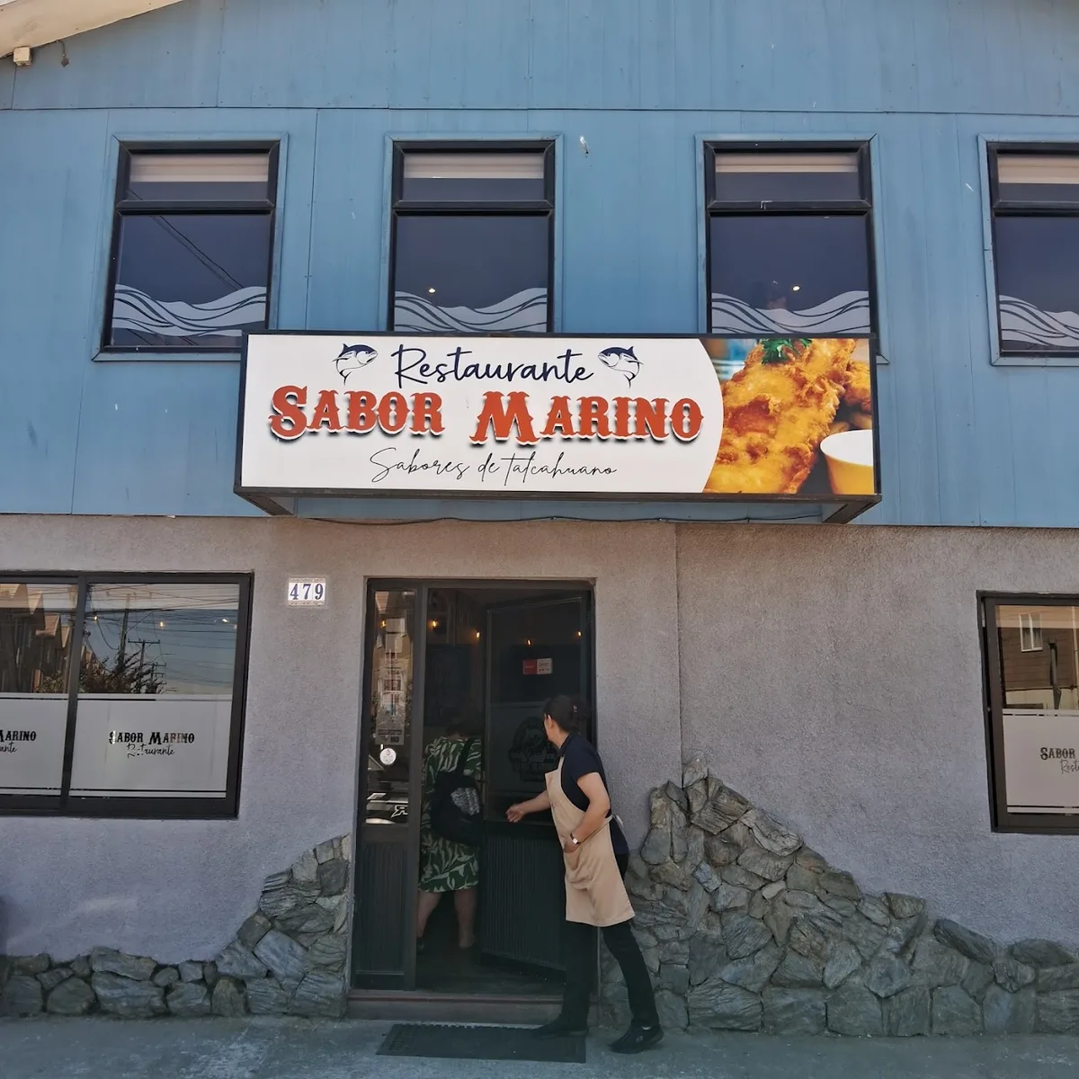 Fachada azul de Restaurante Sabor Marino en Manuel Rodríguez 479