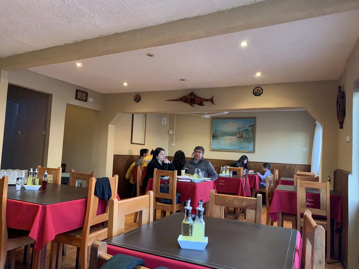 Salón interior de Sabor Marino con mesas listas para el almuerzo