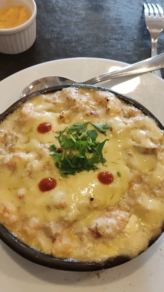 Paila marina humeante servida en plato de greda