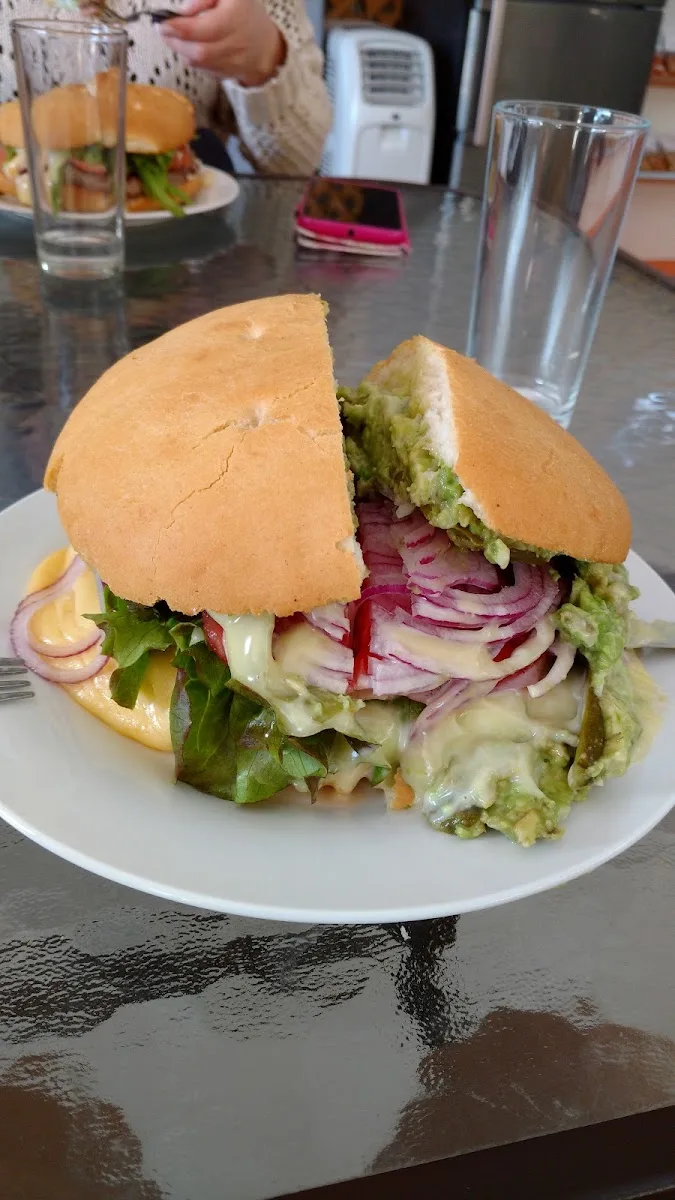 Sándwich con palta y cebolla morada de Sabor Ok