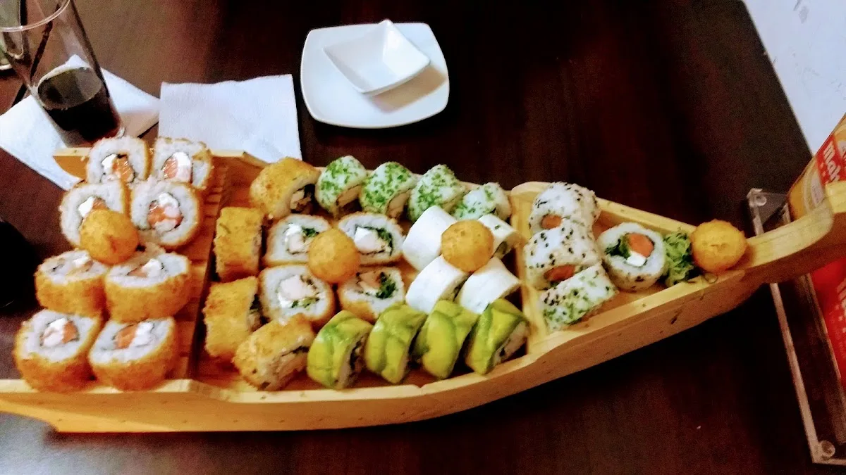 Tabla de rolls variados de Sabor Ok