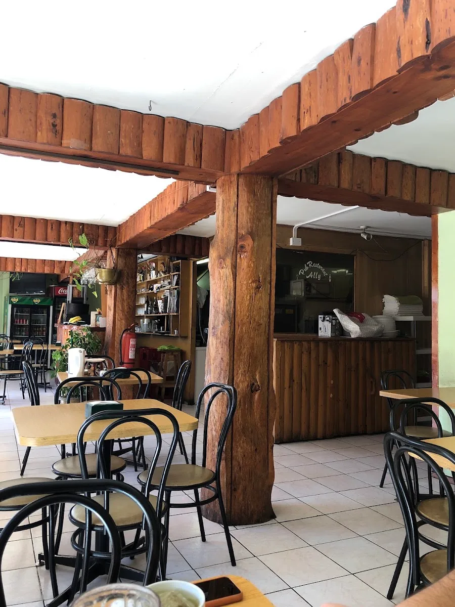 Terraza de madera y vigas de Sabor Ok en Hualañé