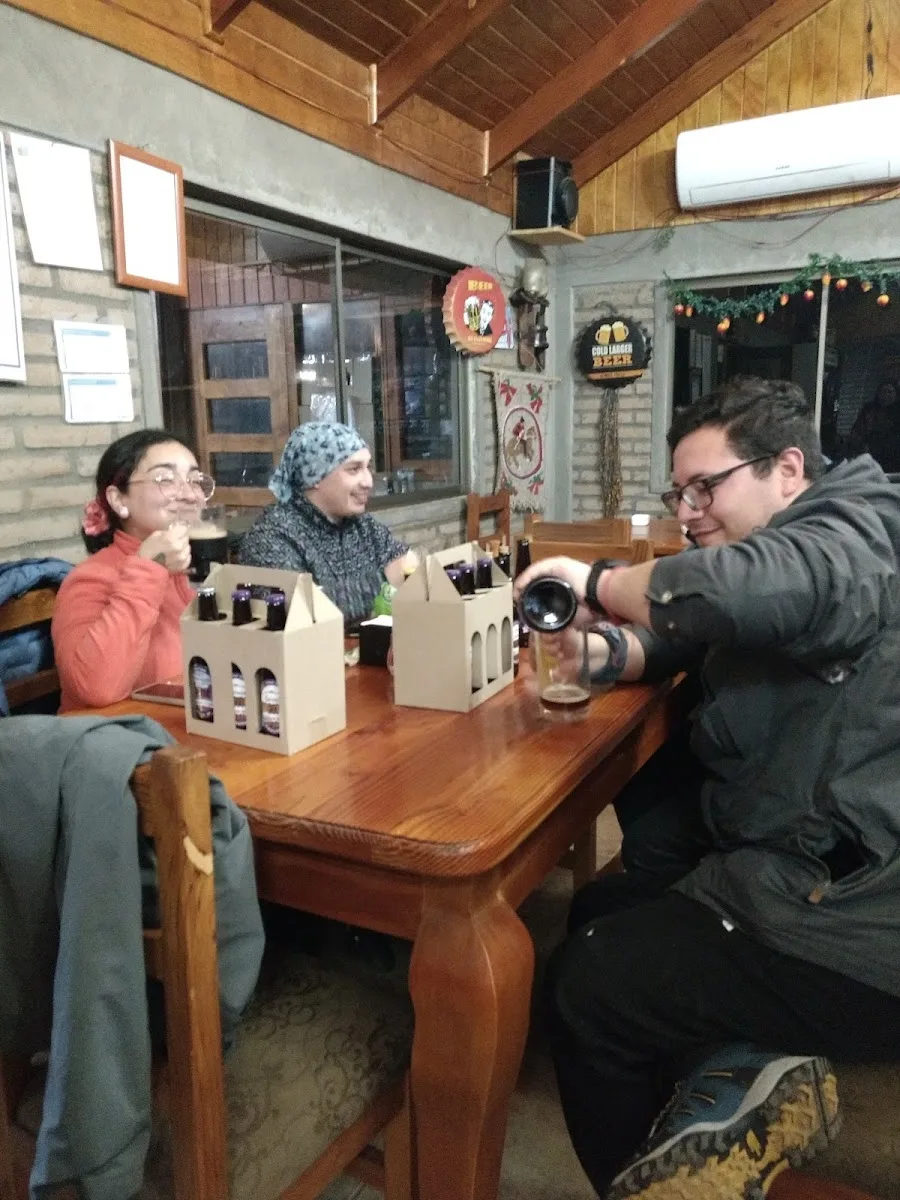 Degustación de cervezas Pwenche con packs de botellas en el taproom