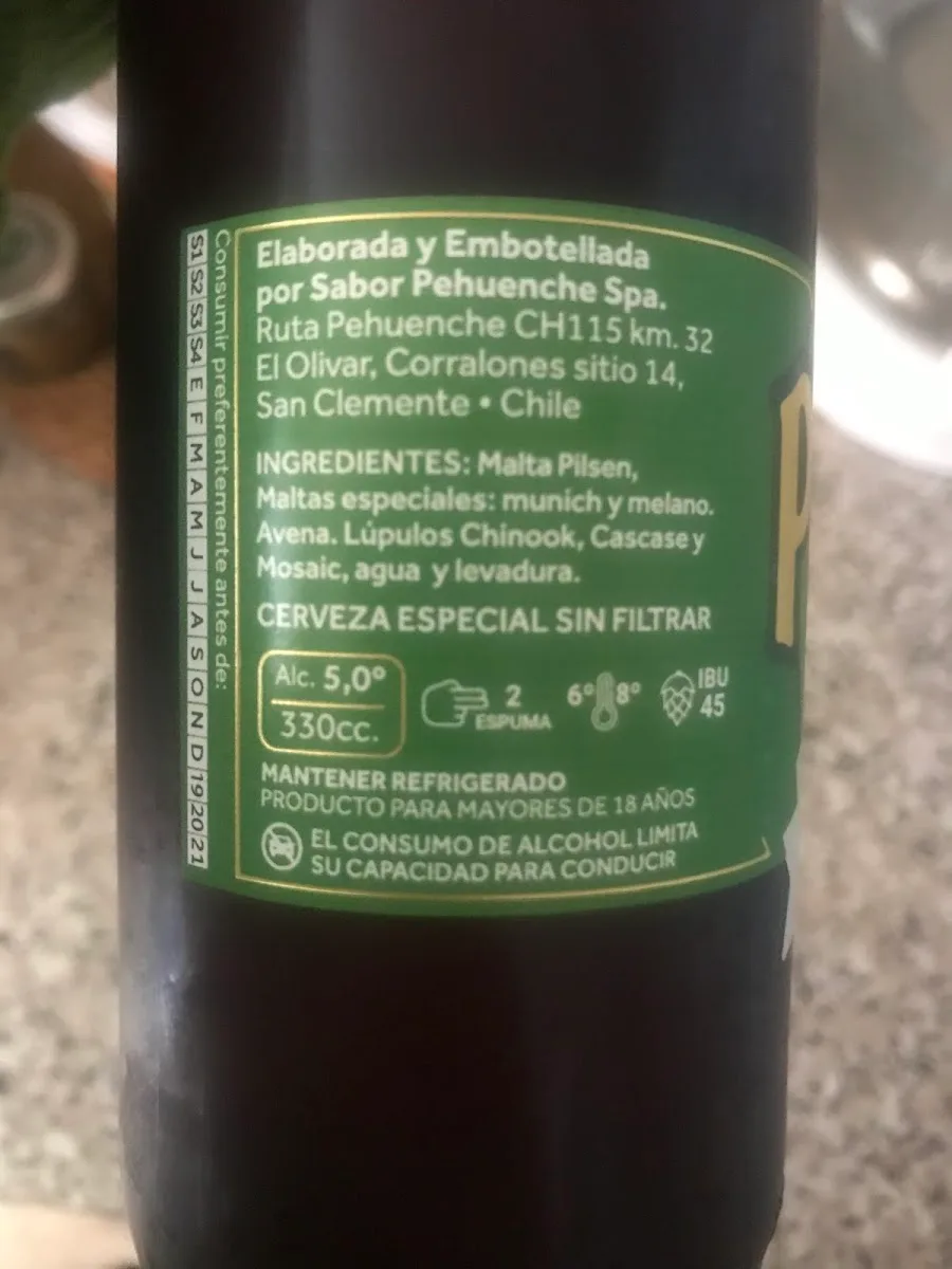Etiqueta trasera de cerveza Pwenche con ingredientes y dirección de la fábrica
