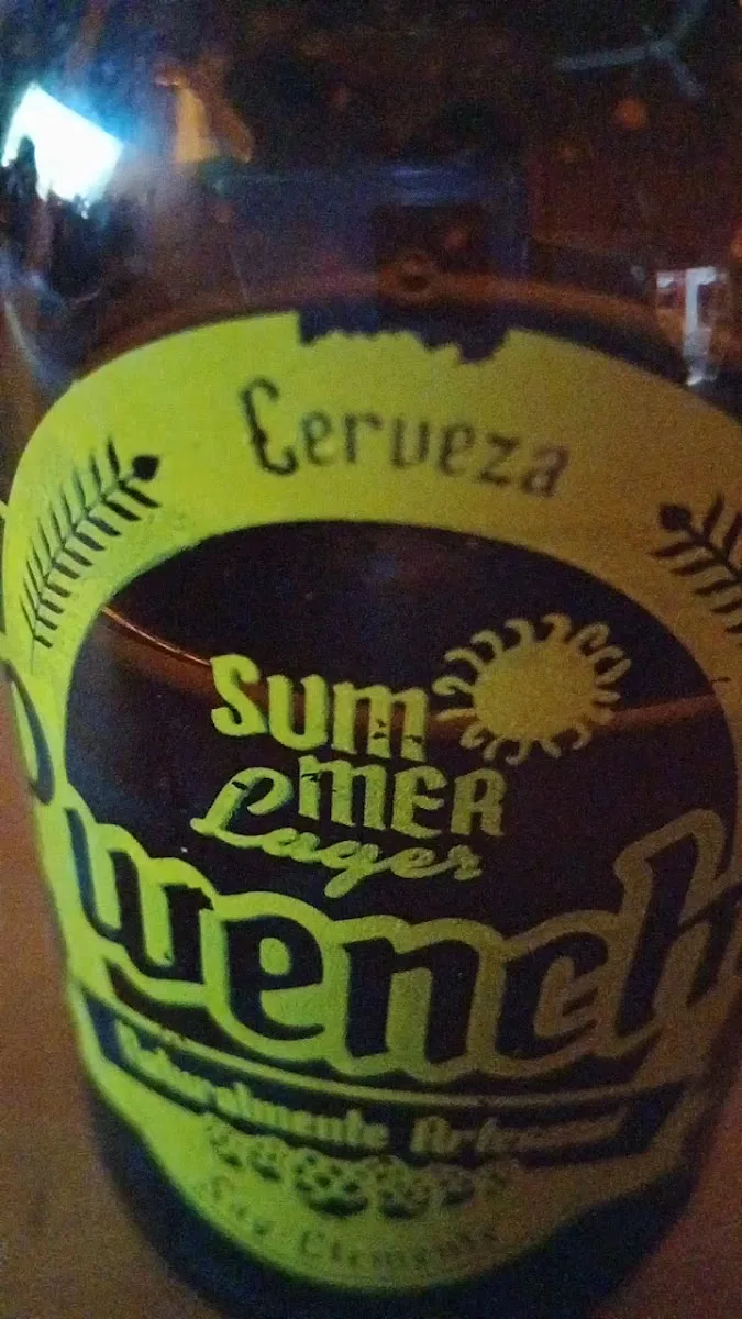 Etiqueta amarilla de la Summer Lager Pwenche