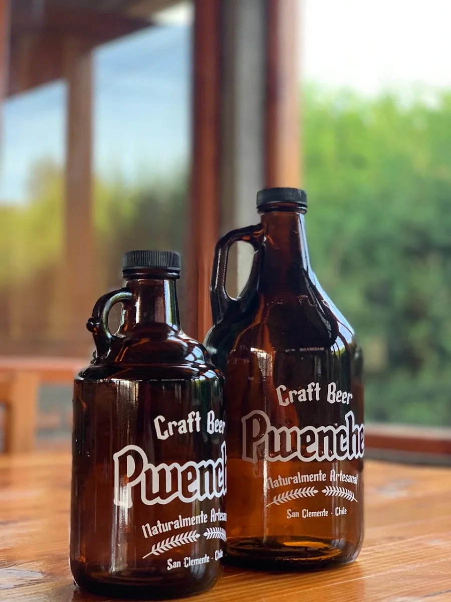 Growlers ámbar de Pwenche con la marca Craft Beer y San Clemente