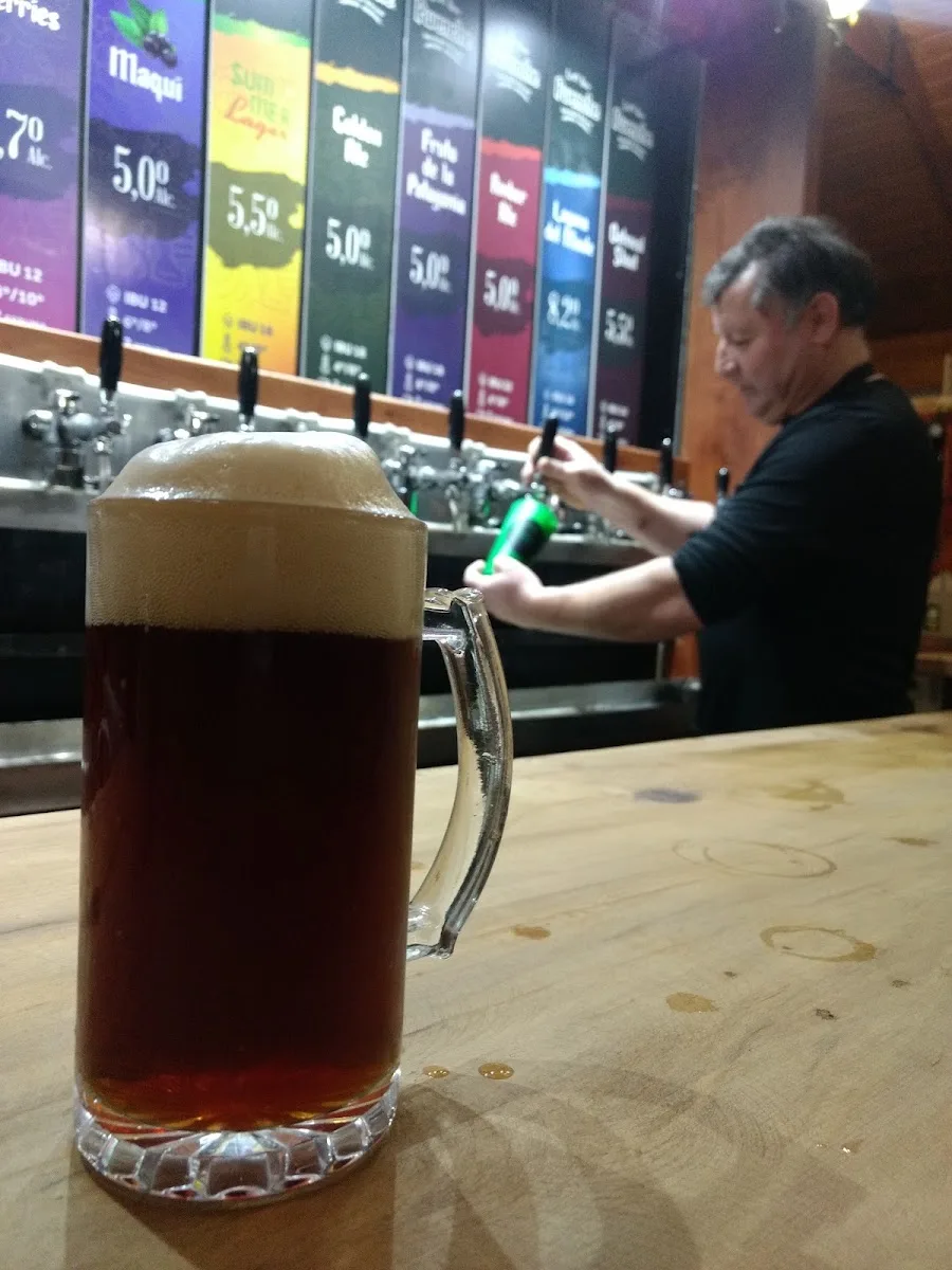 Schop servido frente a la pizarra de estilos y grifos del taproom
