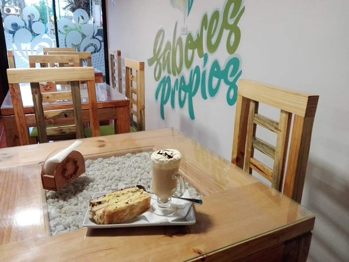 Mesa con café servido en Sabores Propios