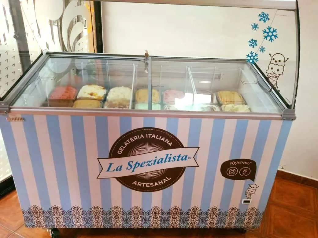 Vitrina de helados La Specialitatis en Sabores Propios