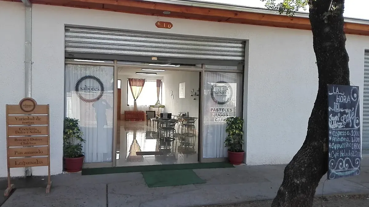 Fachada de Sabores Tradicional y Casero con su letrero de madera y la pizarra del café en la vereda