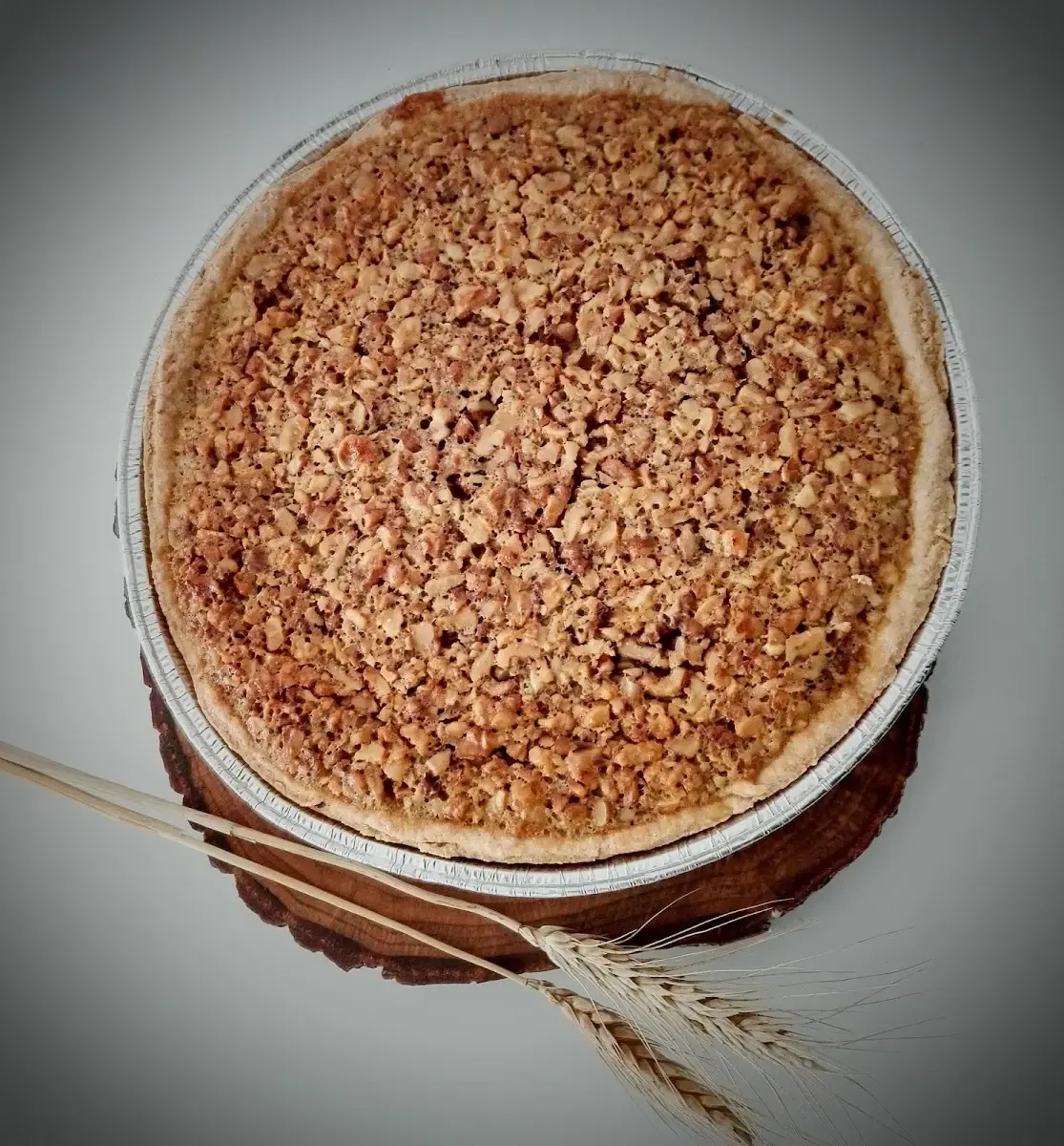 Kuchen de nuez de Sabores servido junto a una espiga de trigo