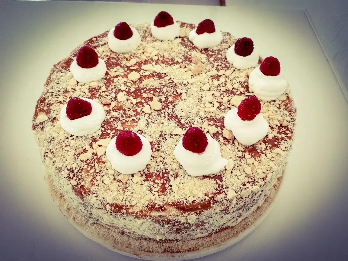 Torta de frambuesas de Sabores vista desde arriba, con crema y fruta fresca