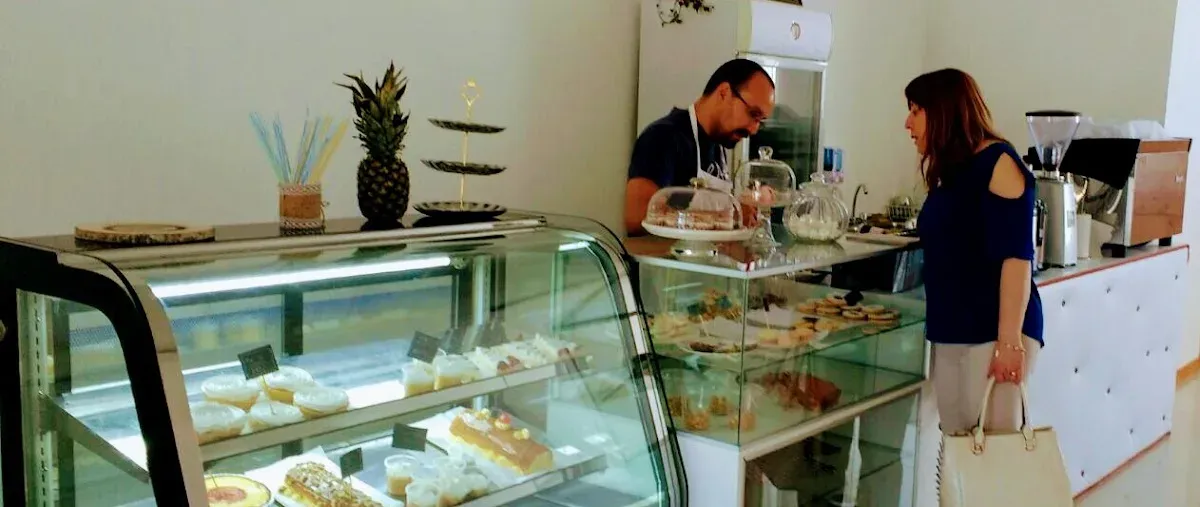 Vitrina de Sabores atendida por su dueña, con tortas y pasteles del día