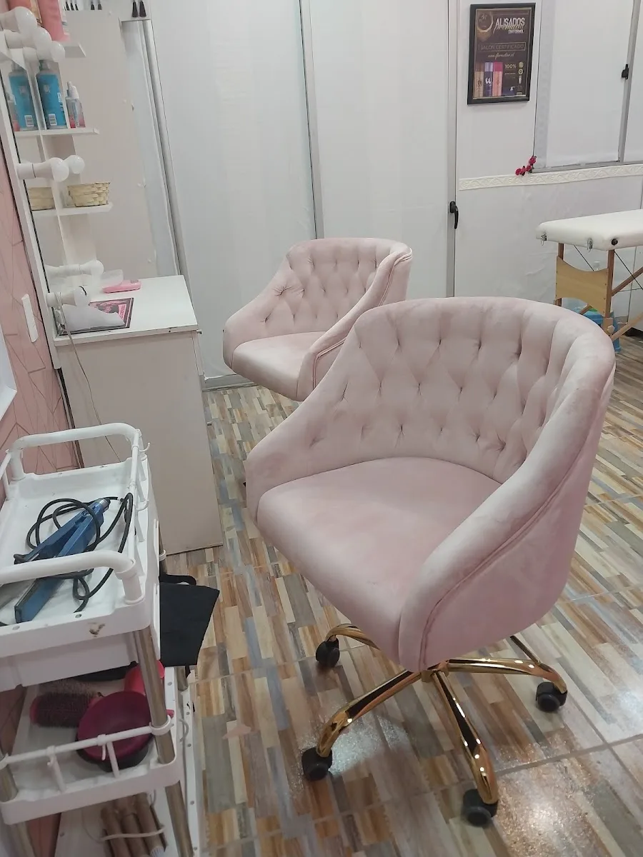 Interior del salón: sillas rosadas de terciopelo con base dorada