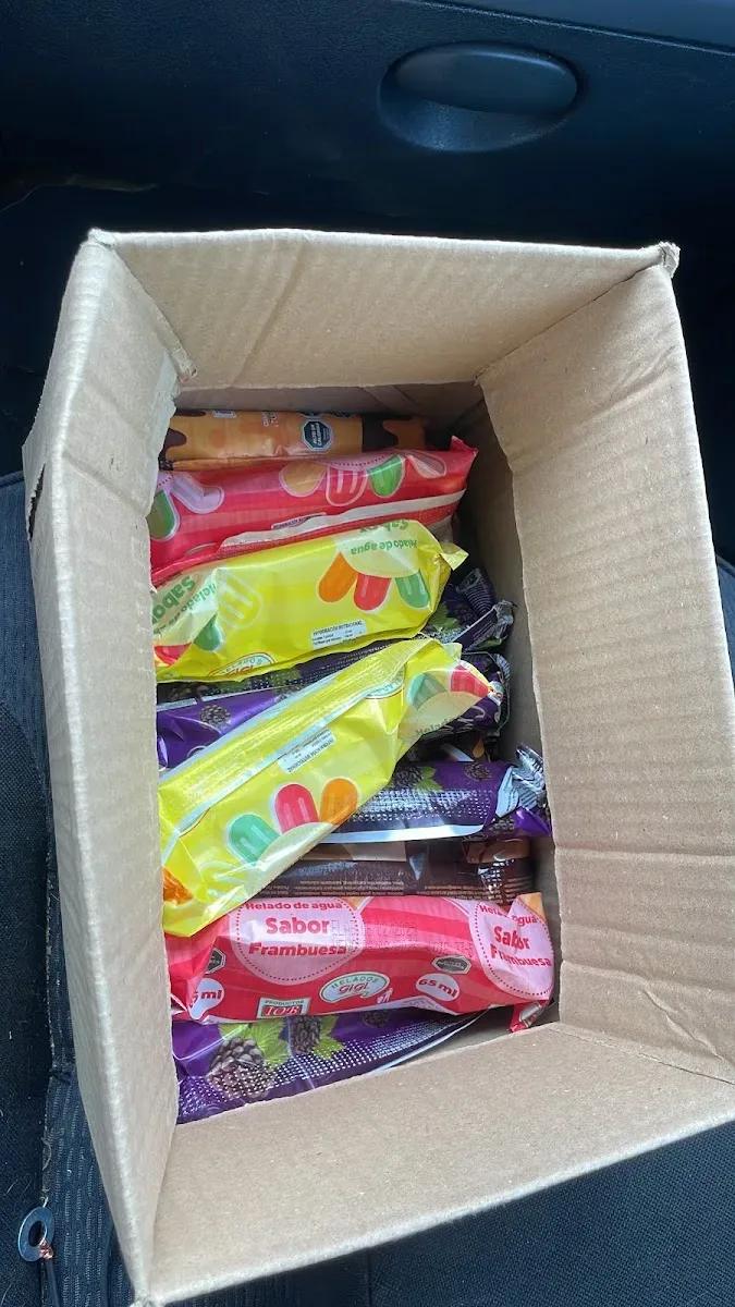 Caja de paletas Helados Gigi con bolsas de frambuesa y piña colada
