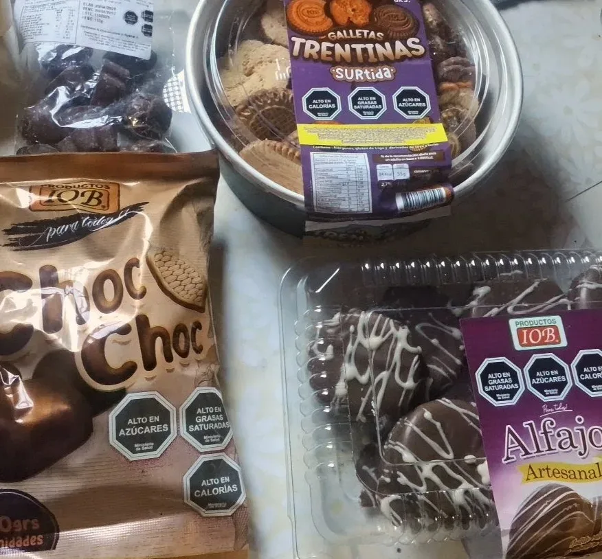 Afiche con alfajores, trentinas y Choc Choc en la sala de ventas