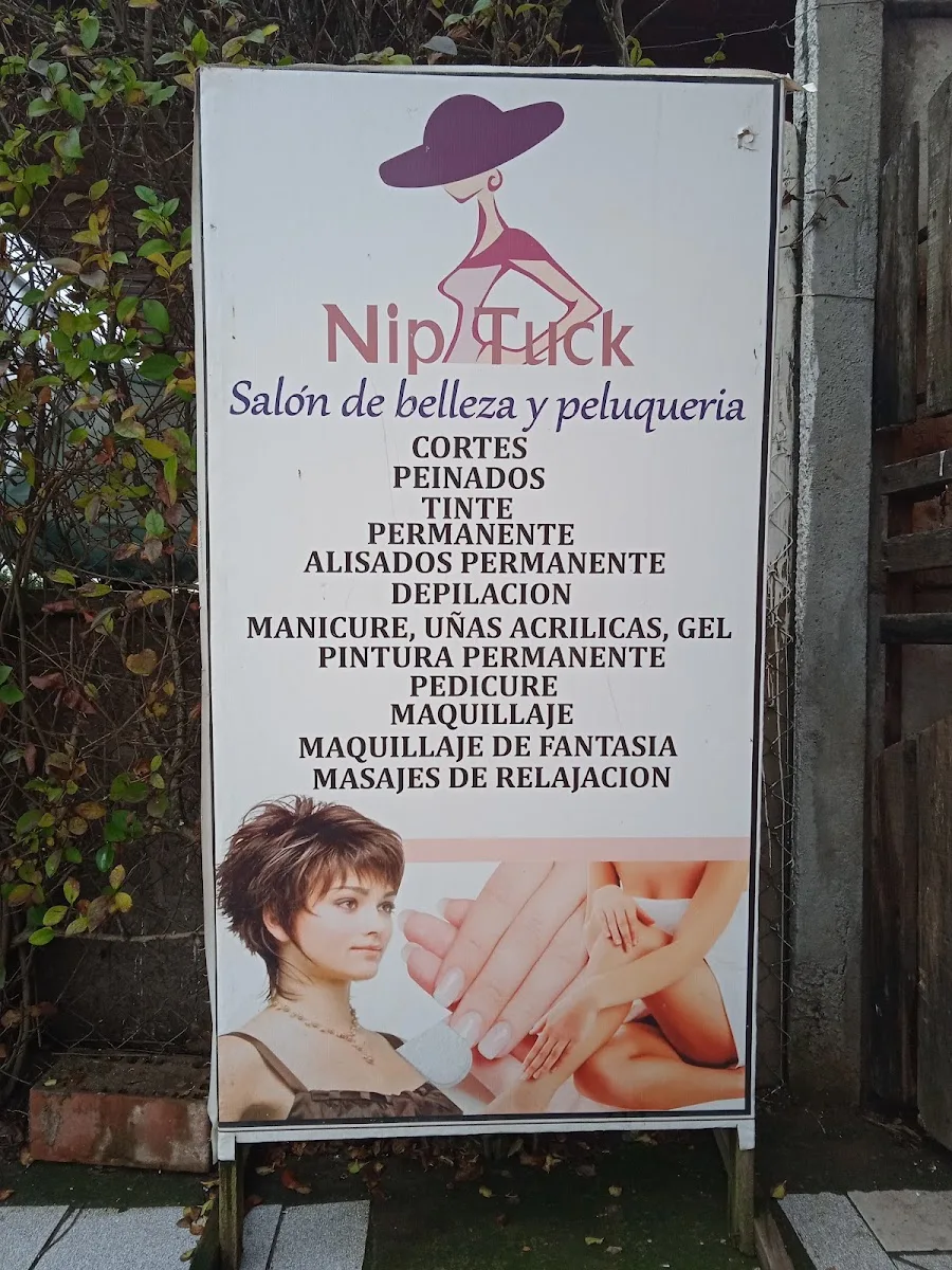 Letrero de Nip Tuck en Las Camelias con su lista de servicios