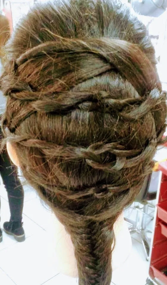 Recogido con trenza espiga hecho en Nip Tuck