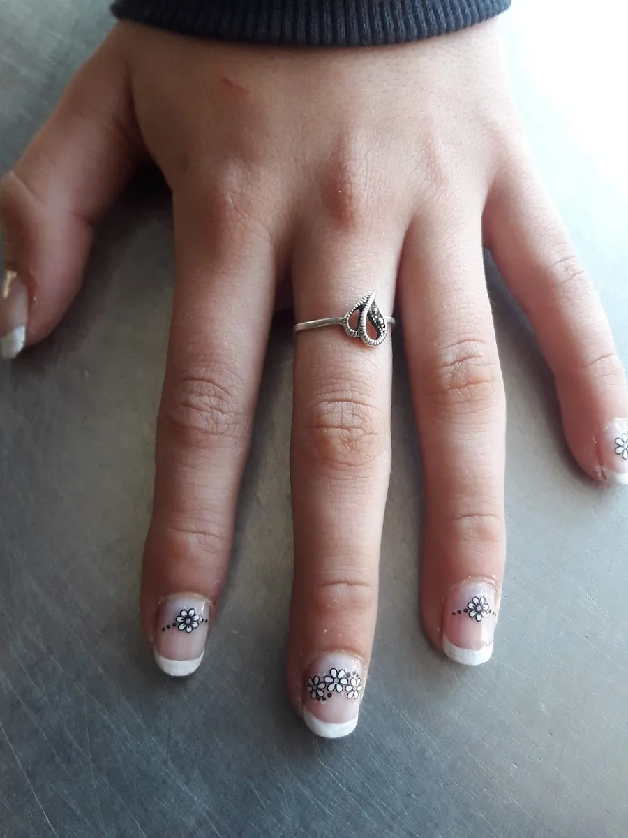 Manicure con diseño terminada en Nip Tuck