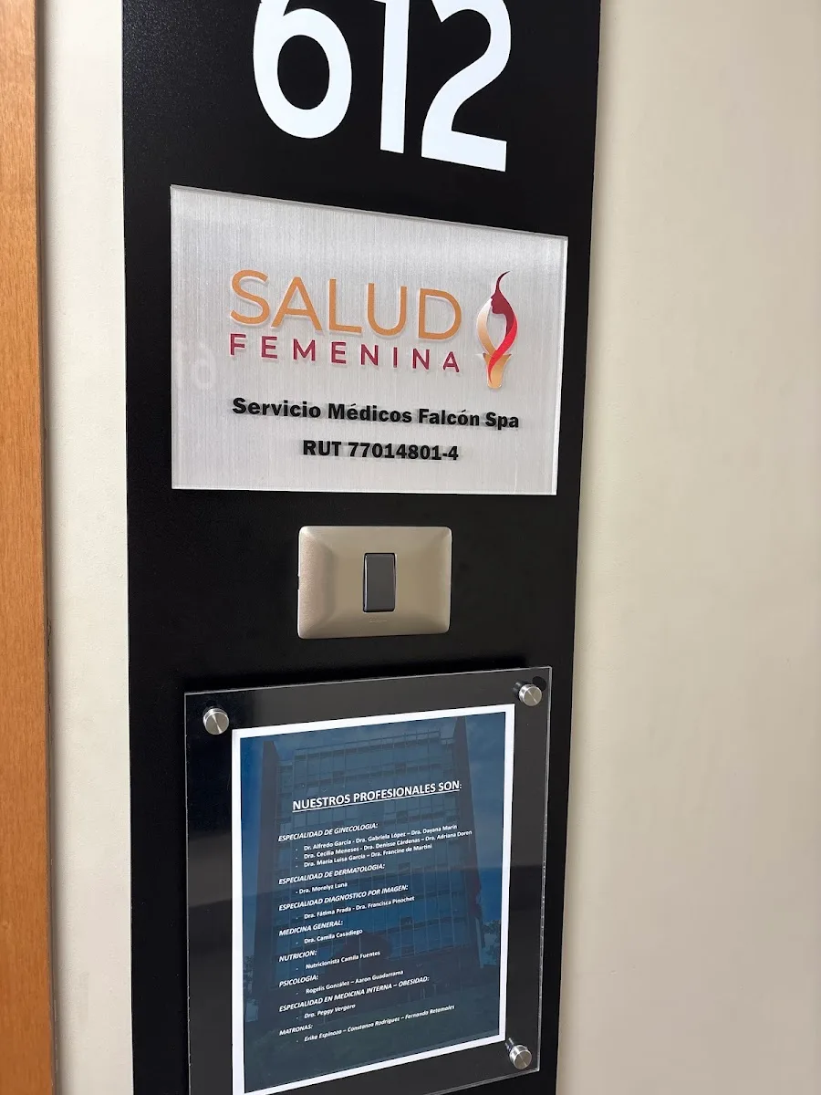 Puerta de la oficina 612 con la placa metálica de Salud Femenina y el directorio de profesionales