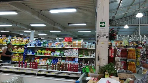 Sección de frío y bebidas del Supermercado San Sebastián