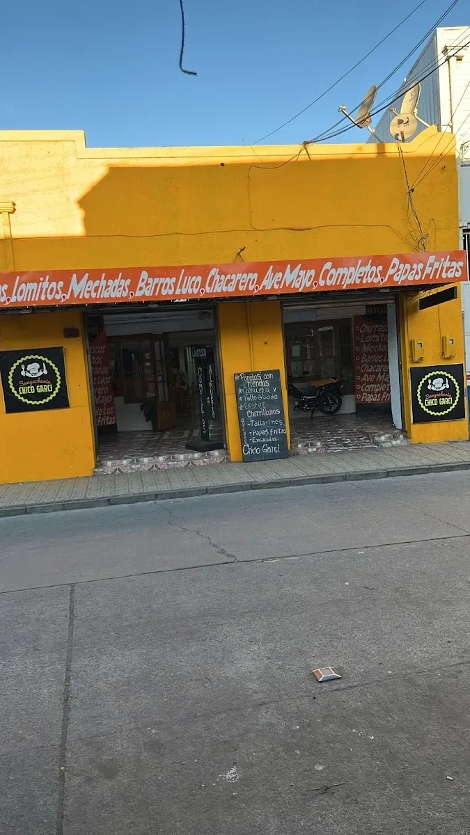 Frontis amarillo de la Sanguchería Chico Garci con el menú pintado en la muralla