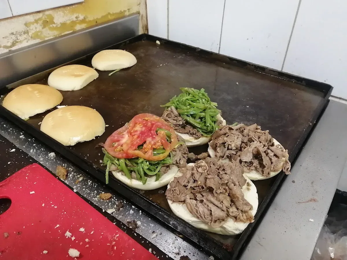Carne y panes de sándwich en la plancha de la Sanguchería Chico Garci
