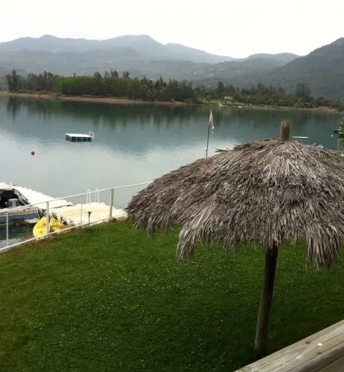 Vista al lago desde una obra de Fernando Lazcano, de su material publicado