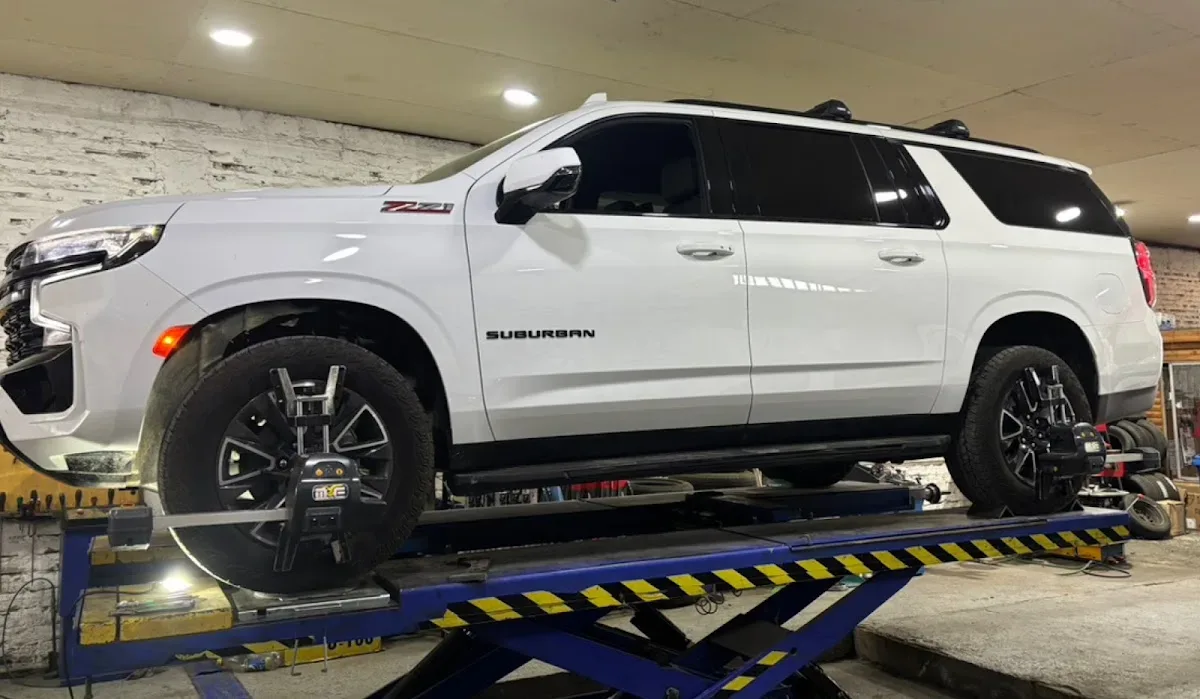 Camioneta en la rampa de alineación del taller