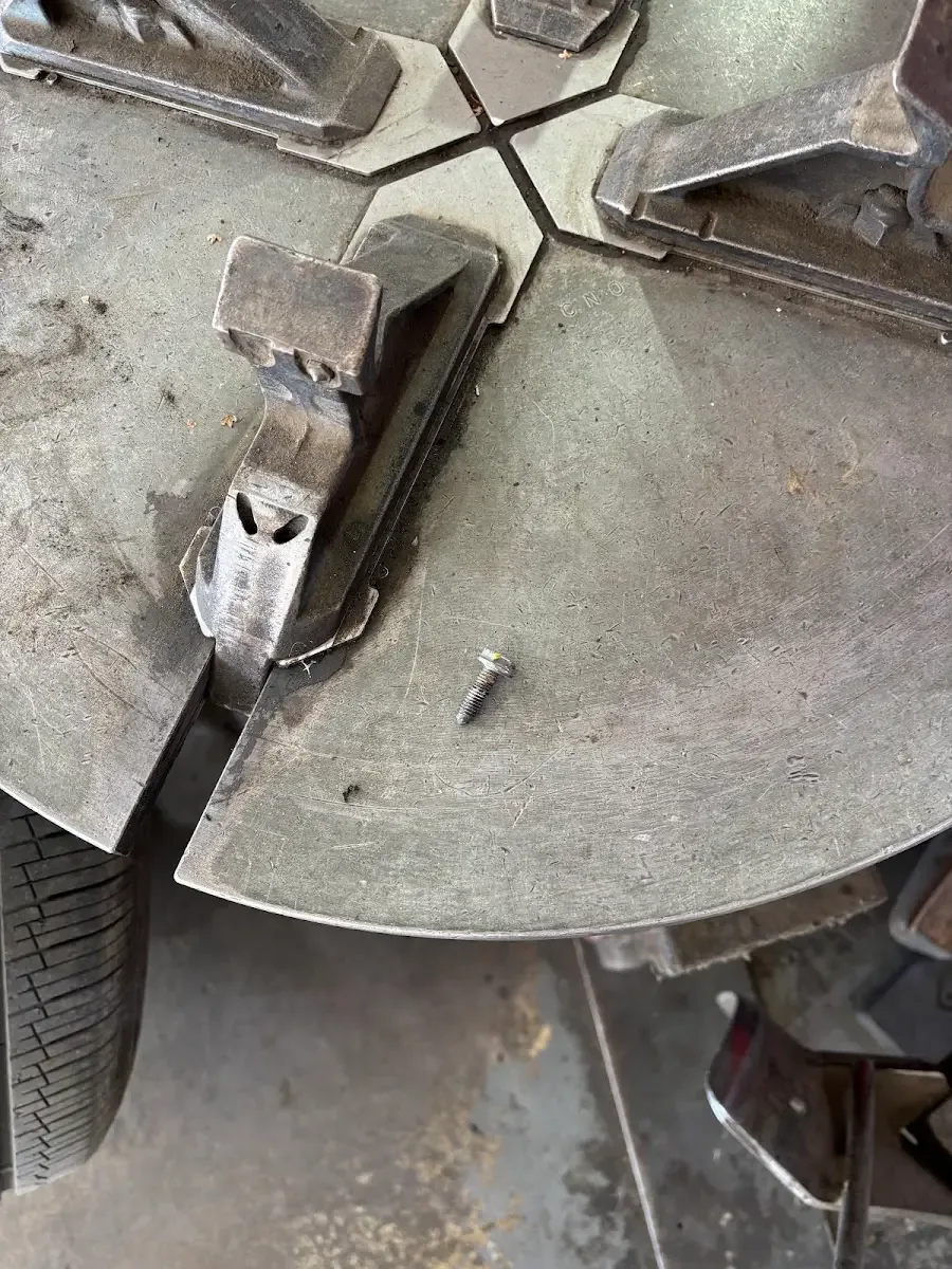Detalle de una rueda en la máquina de balanceo