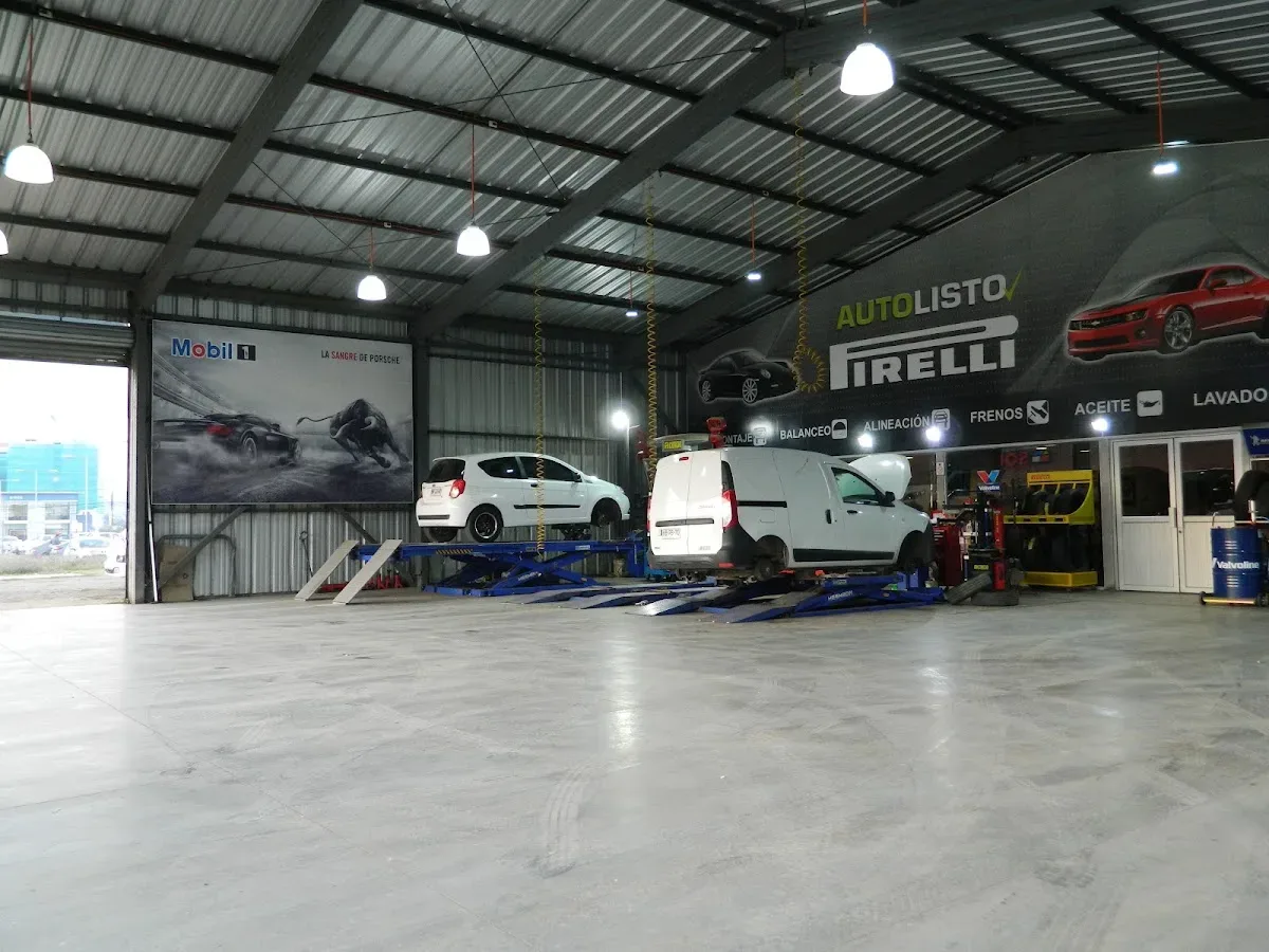 Nave del taller con rampas y letrero Autolisto Pirelli