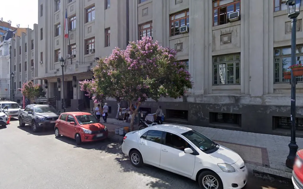 Cuadra de la calle 1 Oriente en Talca con bandera chilena y arboleda