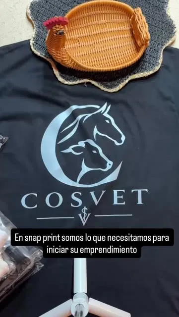 Polera amarilla personalizada mostrada por el equipo dentro de la tienda