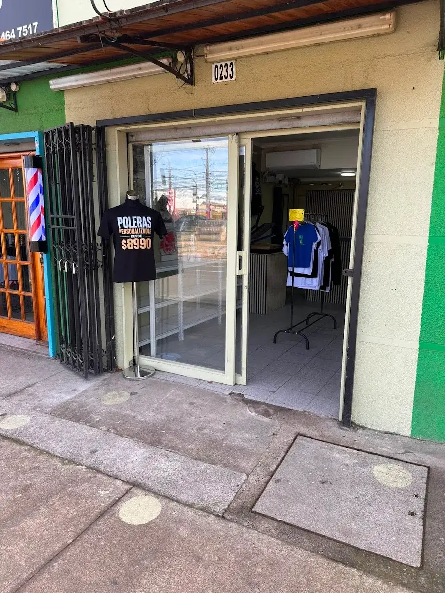 Fachada de Snap print en Av. Ignacio Carrera Pinto: maniquí con polera negra que anuncia poleras personalizadas