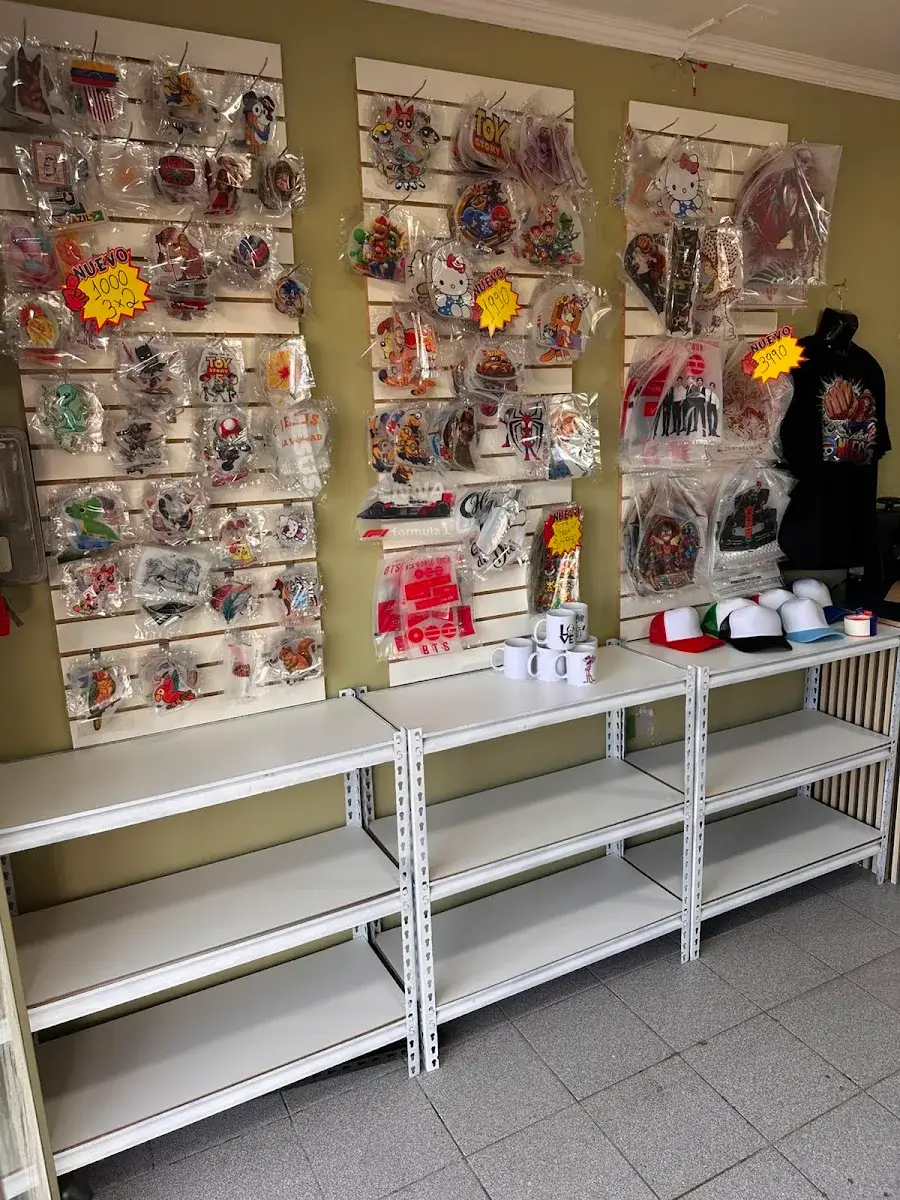 Muro interior de Snap print cubierto de transferencias DTF en bolsas, junto a tazones, gorros y un polerón
