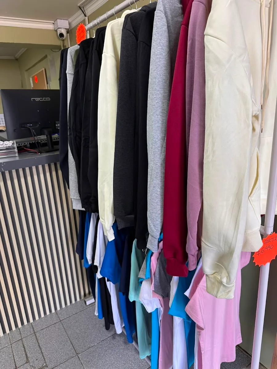 Rack de poleras y polerones de colores dentro de la tienda