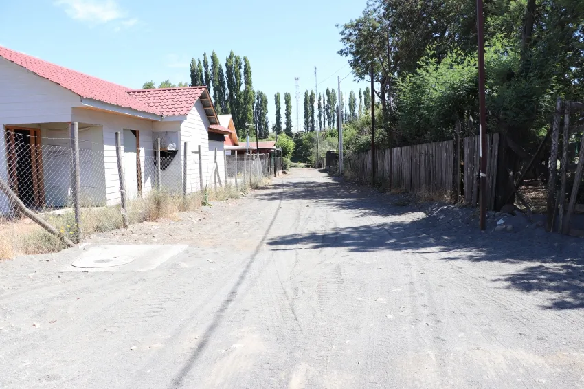 Calle pavimentada terminada con soleras nuevas en una localidad de Tucapel