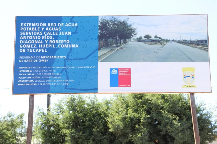 Letrero de obra SUBDERE instalado en terreno con mandante y proyecto identificados