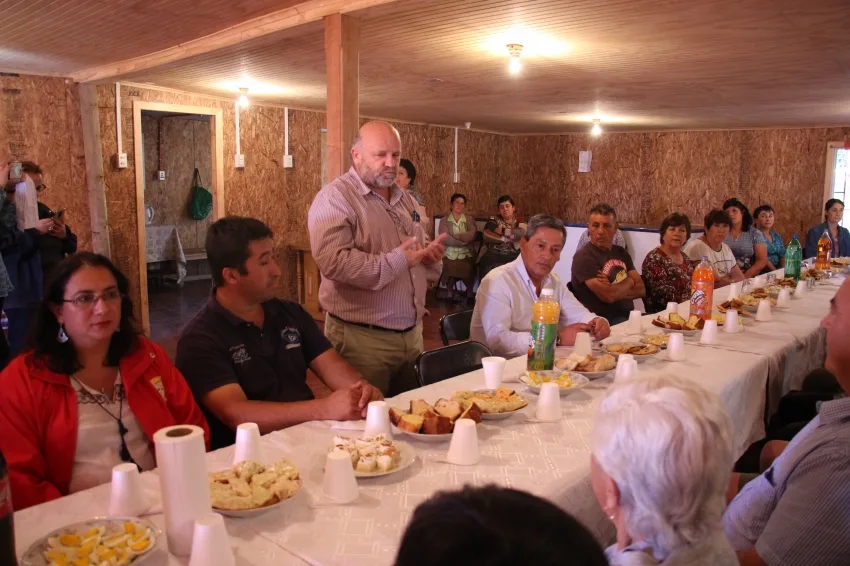 Reunión del comité de agua potable rural de Las Lomas con municipalidad y vecinos