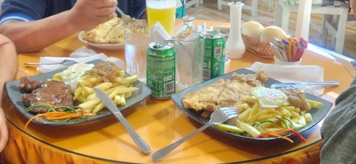 Mesa servida con papas fritas y bebidas