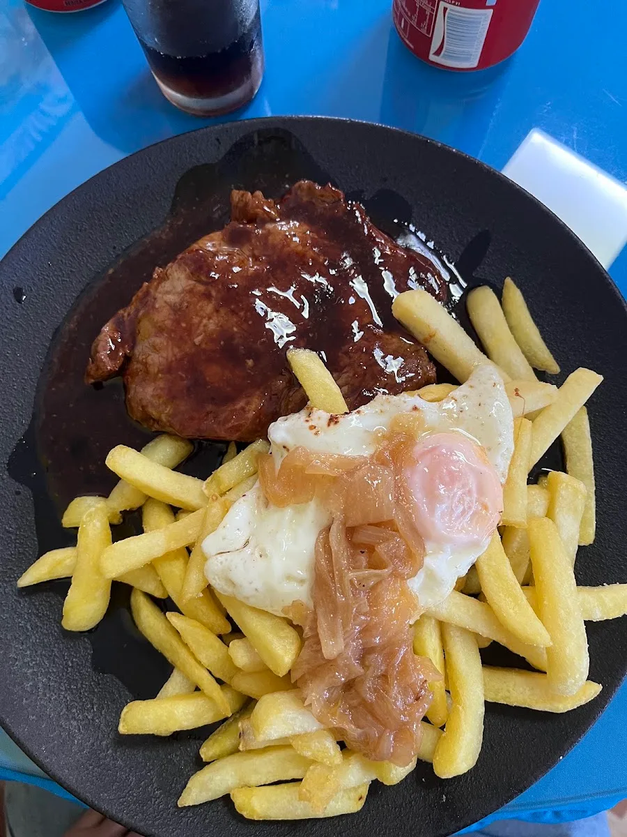 Lomo a lo pobre con papas fritas y huevo