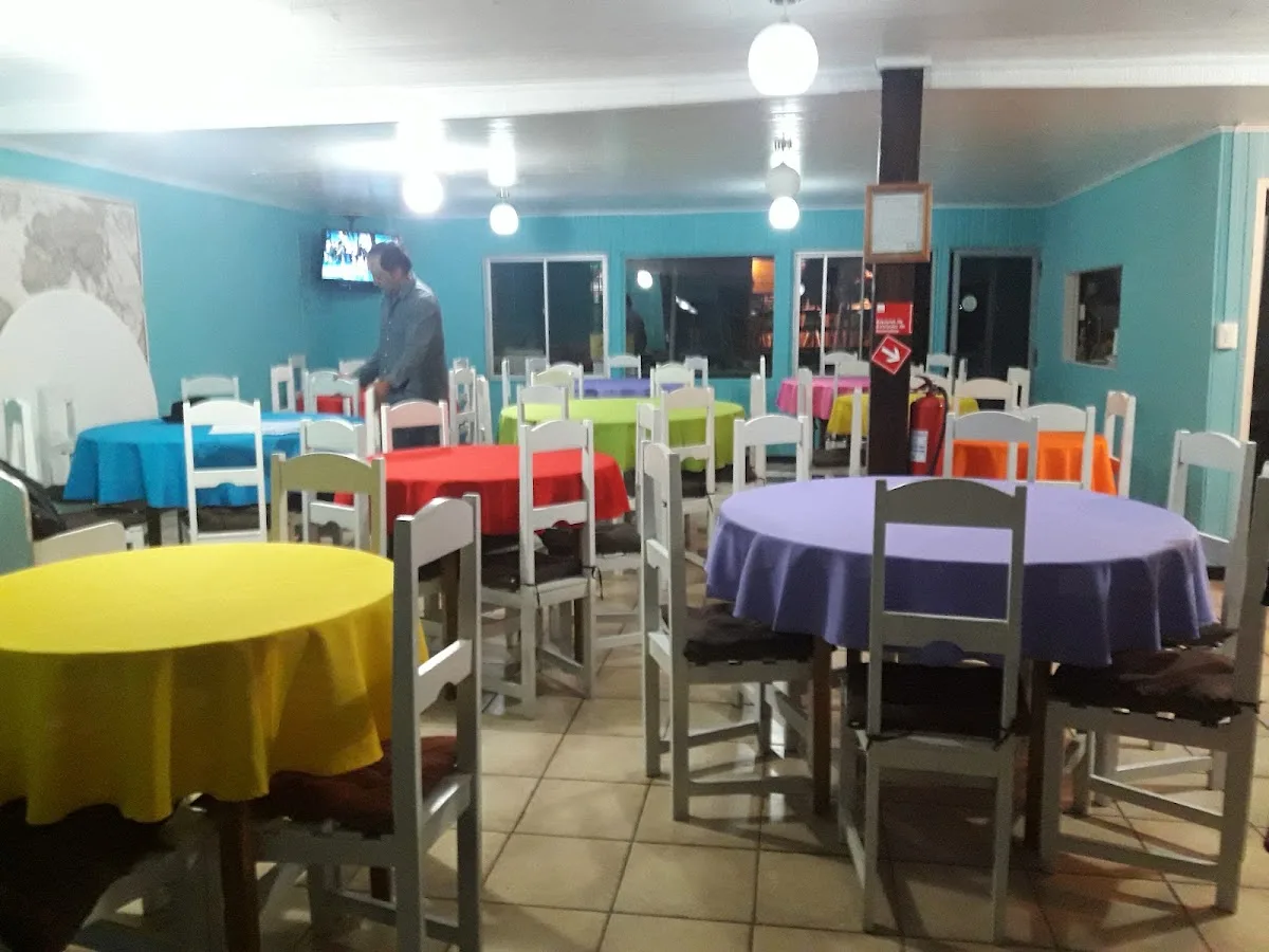 Salón comedor con manteles de colores