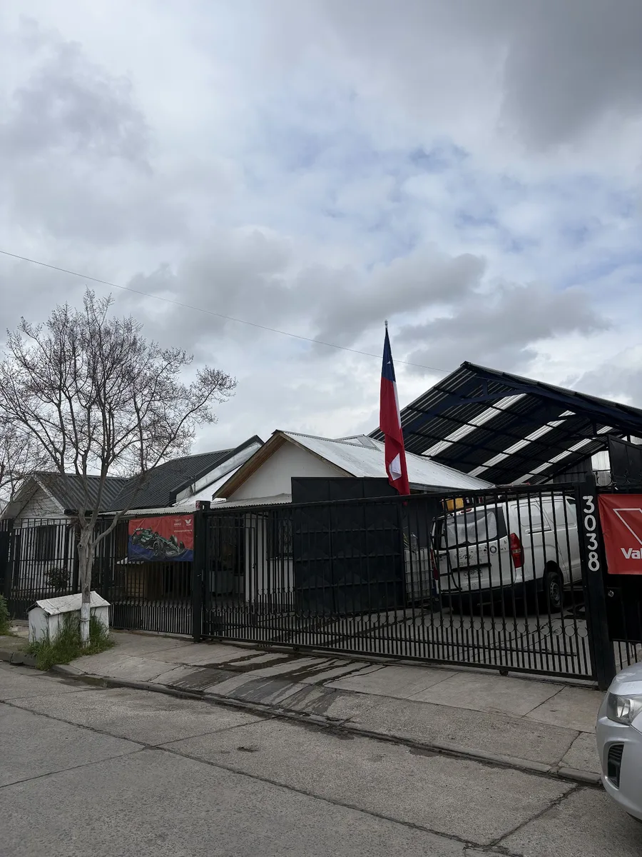 Fachada del taller Soluciones Mecánicas El Rey en 2½ norte 3038, Talca, publicada por el negocio en Google Maps