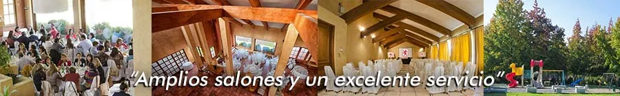Salones del centro de eventos con mesas blancas y vigas de madera a la vista