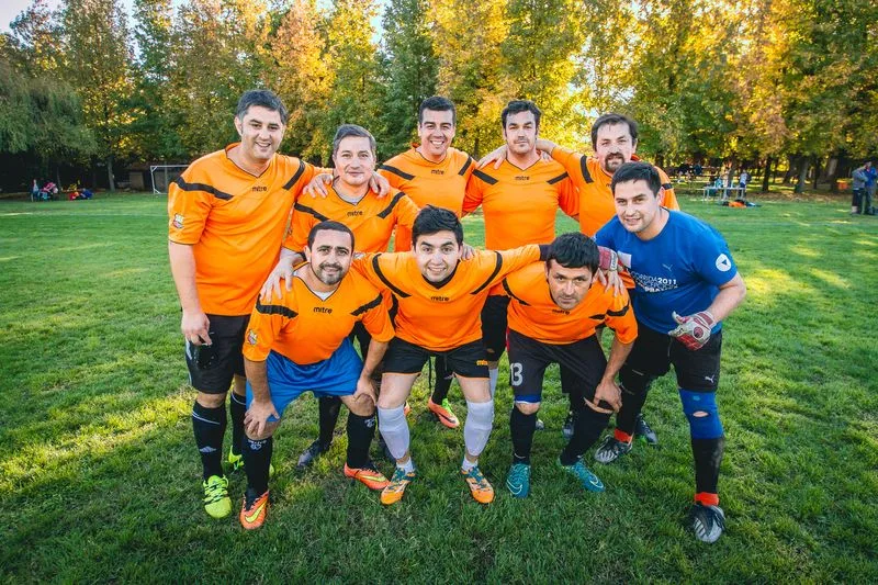 Equipo de fútbol adulto del Estadio Español posando en la cancha de pasto