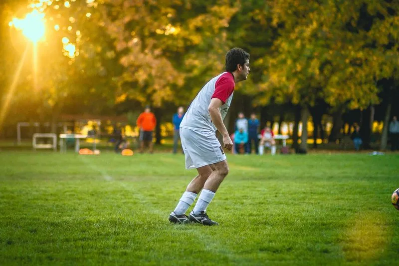 Atardecer en la cancha: entrenamiento de fútbol del club