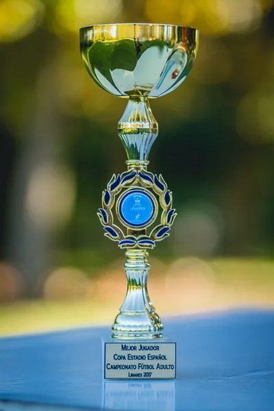 Jugadores de fútbol del Estadio Español en la cancha de pasto